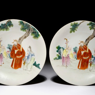 Une paire de plats en porcelaine de Chine famille rose aux immortels, marque de Qianlong, 19ème