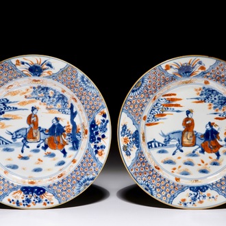 Une paire d'assiettes en porcelaine de Chine de type Imari, Kangxi