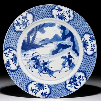 Een Chinese blauwwitte schotel met "Joosje te paard", Chenghua merk, Kangxi