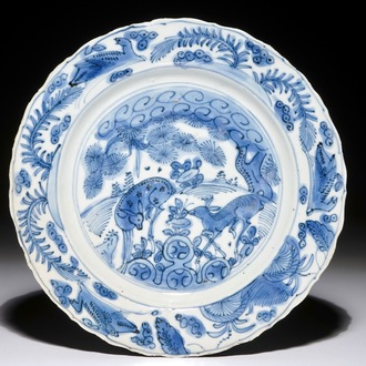 Une assiette en porcelaine de Chine bleu et blanc aux cerfs et canards, Wanli