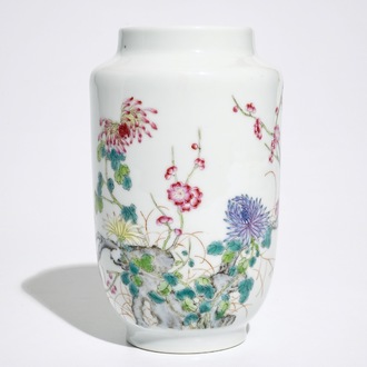 Un vase en porcelaine de Chine famille rose à décor floral, marque de Qianlong, République