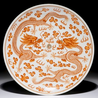 Un plat aux dragons en porcelaine de Chine rouge de fer et doré, marque et époque de Guangxu