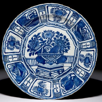 Un plat en porcelaine de Chine bleu et blanc de type Kraak à décor d'un vase fleuri, Wanli