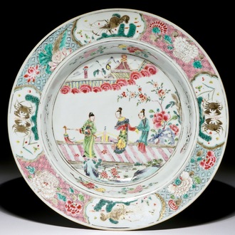 Une assiette profonde en porcelaine de Chine famille rose à décor de figures sur un pont, Yongzheng