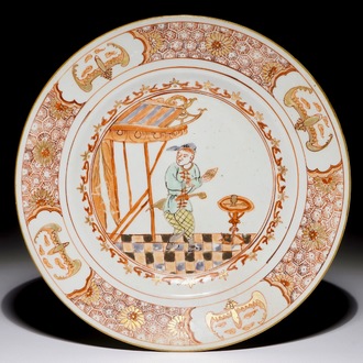 Une assiette actioniste en porcelaine de Chine famille verte à décor d'une figure de la Commedia Dell'Arte, Kangxi