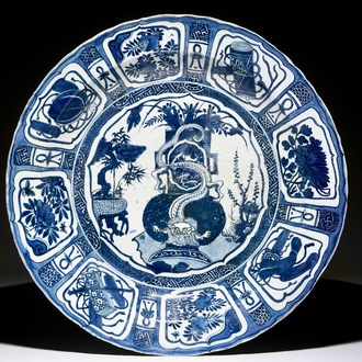 Un très grand plat au dragon en porcelaine de Chine bleu et blanc de type Kraak, Wanli