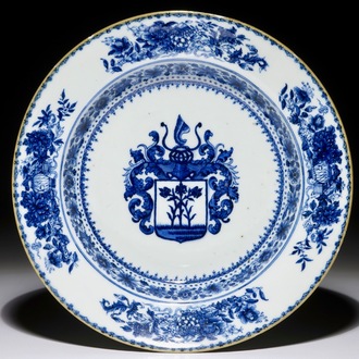 Une assiette profonde en porcelaine de Chine bleu et blanc aux armes de Schreuder, Qianlong