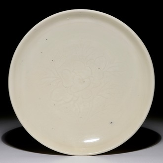 Un plat en porcelaine blanc de Chine à décor floral incisé, Kangxi
