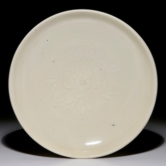 Een Chinese Dehua blanc de Chine schotel met ingekrast floraal decor, Kangxi