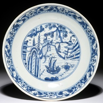 Un plat en porcelaine de Chine bleu et blanc à décor d'un paysage, Jiajing