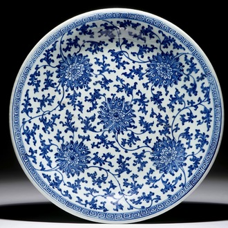 Un grand plat en porcelaine de Chine bleu et blanc aux fleurs de lotus, marque et époque de Qianlong