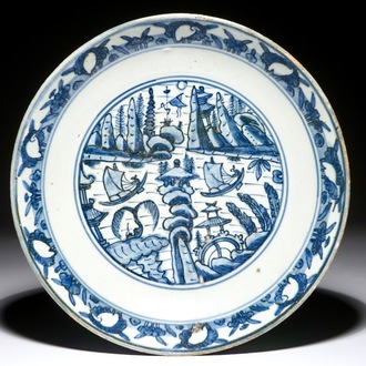 Un plat en porcelaine de Chine bleu et blanc à décor d'un paysage, Jiajing