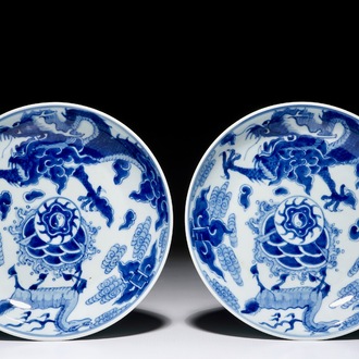 Een paar Chinese blauwwitte borden met draken en qilin decor, Yongzheng merk en periode