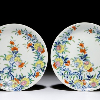 Une paire d'assiettes en porcelaine de Chine doucai à décor de grenades, marque et époque de Qianlong