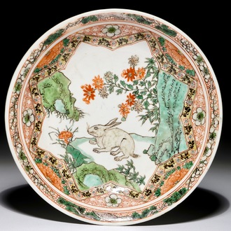 Une assiette en porcelaine de Chine famille verte à décor d'un lièvre, marque de Hongzhi, Kangxi