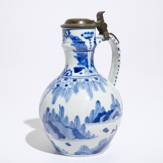 A Japanese blue and white Arita jug with landscape design and a pewter lid, Edo, 17th C.