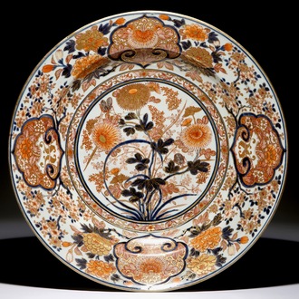 A large Japanese Imari charger with floral design, Edo, 17/18th C.