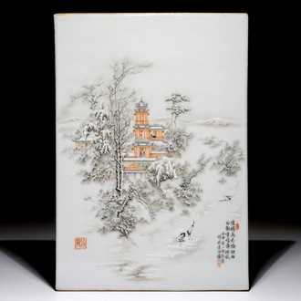 Une plaque en porcelaine de Chine polychrome à décor d'un paysage hivernale, signé Wang Kun Rong, 1992