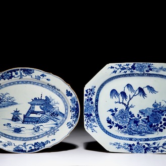 Deux grands plats en porcelaine de Chine bleu et blanc, Qianlong