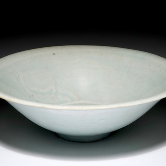 Un bol en porcelaine de Chine qingbai à décor de poissons sous glaçure, Song