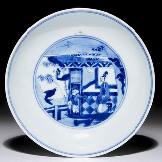 Een Chinees blauwwit bord met figurendecor, Yongzheng merk en periode