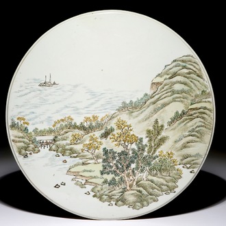 Een ronde Chinese polychrome plaquette met landschapsdecor, 19/20e eeuw