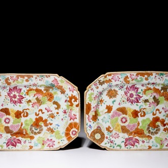 Une paire de plats en porcelaine de Chine à décor de "pseudo-feuilles de tabac", Qianlong