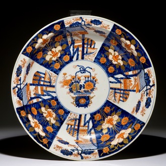 Een grote diepe Japanse Imari schotel met bloemenmand, Edo, 17/18e eeuw