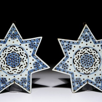 Une paire d'égouttoirs en forme d'étoile en porcelaine de Chine bleu et blanc pour le marché persan, Qianlong