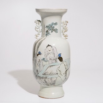 Un vase en porcelaine de Chine qianjiang cai aux joueurs de go, signé Ren Huanzhang (1874-1902)