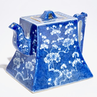 Een Chinese blauwwitte theepot met deksel, Kangxi merk, 19e eeuw