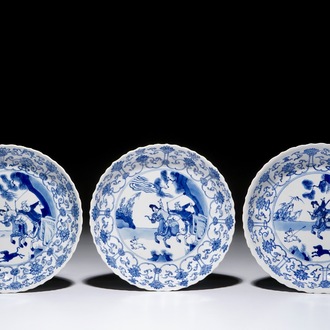 Drie Chinese blauwwitte gelobde borden met "Joosje te paard", Chenghua merken, Kangxi