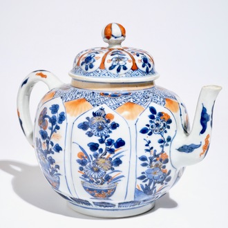 Une grande théière couverte en forme de lotus en porcelaine de Chine de style Imari, Kangxi