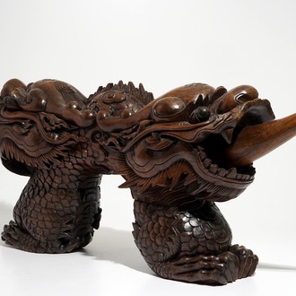 Un modèle d'un dragon à deux têtes en bois sculpté, Chine, 19/20ème