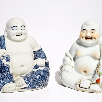 Deux modèles de Bouddha en porcelaine de Chine polychrome et bleu et blanc, 19/20ème
