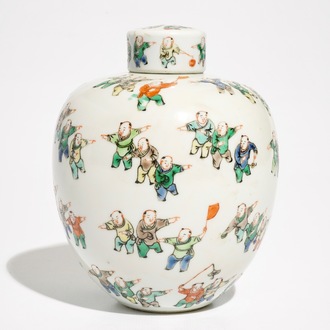 Un petit vase couvert en porcelaine de Chine famille verte à décor des "100 garçons", marque de Kangxi, 19ème