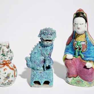 Un lion bouddhiste, une Guanyin et un vase en porcelaine de Chine, 19/20ème