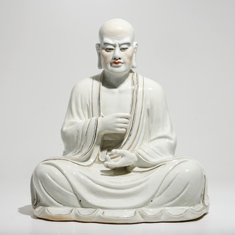 Un grand modèle d'un Luohan assis en porcelaine de Chine, 20ème