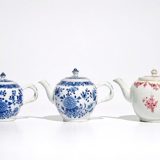 Trois théières couvertes en porcelaine de Chine famille rose et bleu et blanc, Qianlong