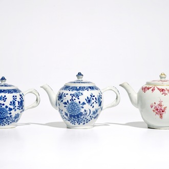 Drie Chinese blauwwitte en famille rose theepotten met deksels, Qianlong