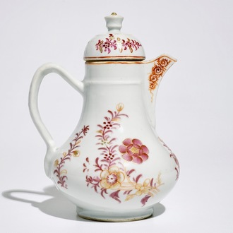 Une verseuse couverte en porcelaine de Chine pour l'export, Qianlong