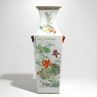 Un grand vase de forme carrée en porcelaine de Chine famille rose , 19/20ème