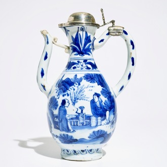 Une verseuse en porcelaine de Chine bleu et blanc montée en argent, époque Transition