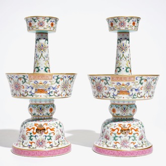 Une paire de bougeoirs en porcelaine de Chine famille rose, marque de Jiaqing, 19/20ème