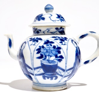 Une théière en porcelaine de Chine bleu et blanc, marque Yu, Kangxi