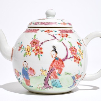 Une théière et son couvercle en porcelaine de Chine famille rose, Yongzheng
