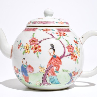 Een bolvormige Chinese famille rose theepot met deksel, Yongzheng