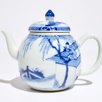 Een Chinese blauwwitte theepot met scène uit "De Romance van de Westelijke Kamer", Yongzheng