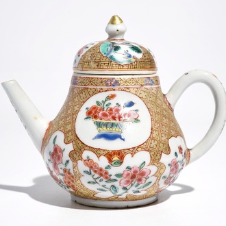 Een Chinese famille rose theepot met floraal en geometrisch decor, Yongzheng