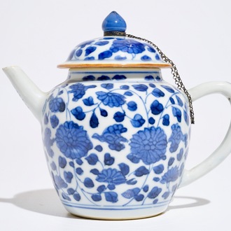 Une théière en porcelaine de Chine bleu et blanc à décor floral, Kangxi